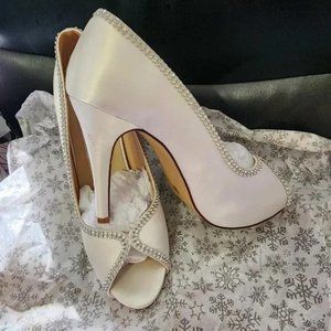 EUC Elegant Park Bridal Heels